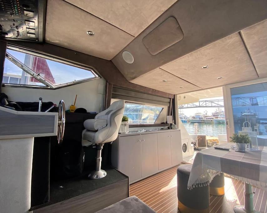 Barco Muy Romantico Con Parking! Sant Adrià de Besòs Extérieur photo
